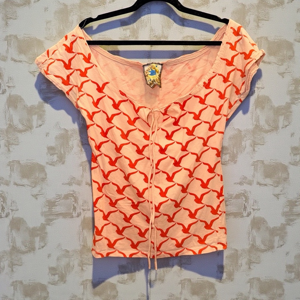 Stylish Women's BLUE coral Top with Red seagulls? Size medium